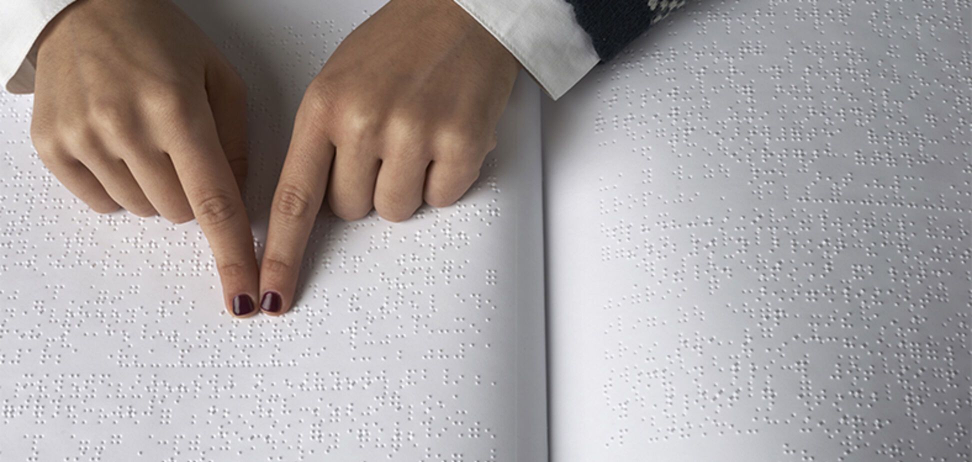 'Видят мир сердцем': почему незрячим детям так нужны книги шрифтом Брайля