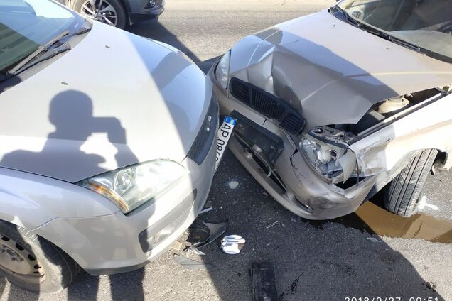 Сегодня утром на мосту Преображенского автомобили стояли в пробке из-за тройного ДТП (ФОТО)