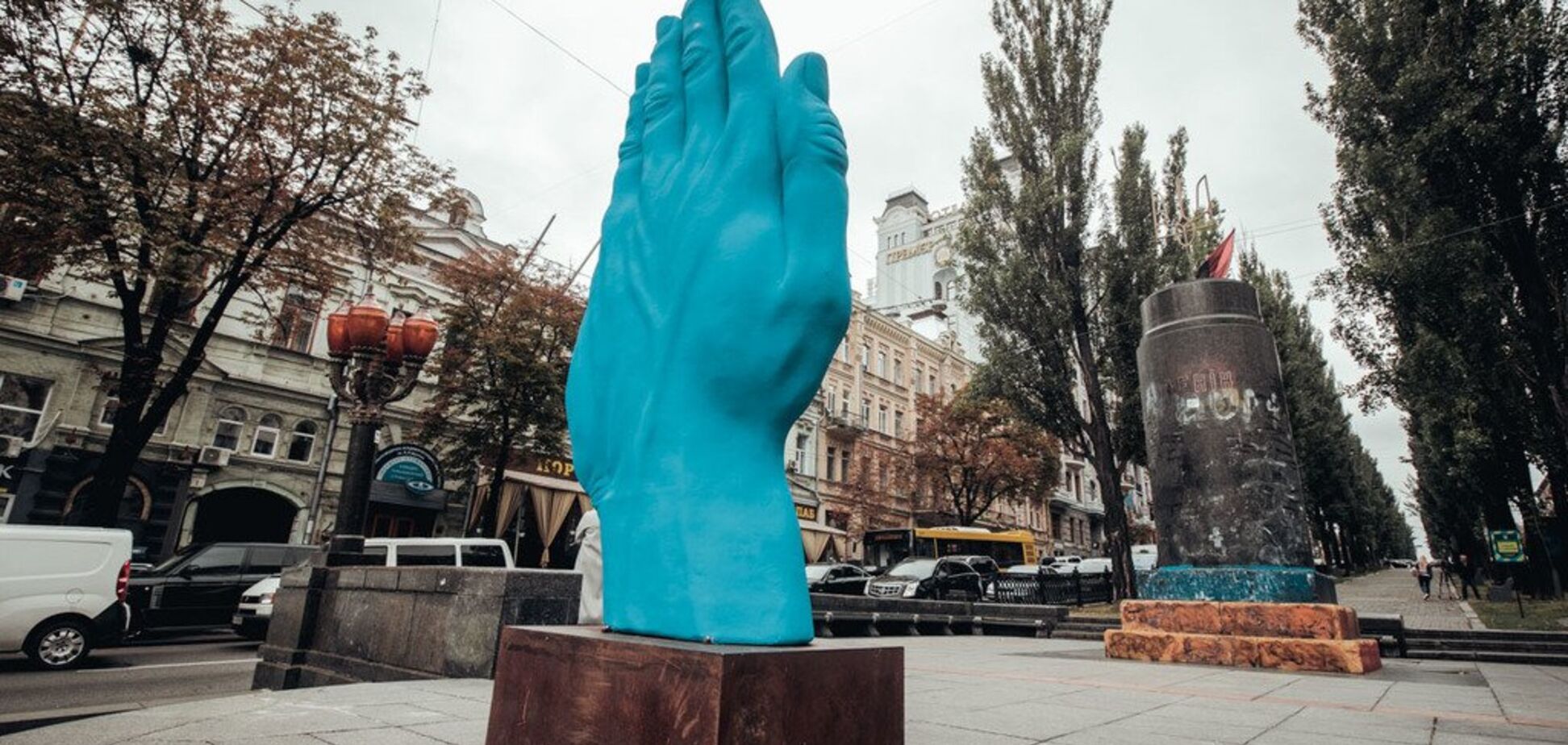 'Рука Кремля?' В сети ажиотаж из-за необычного памятника в центре Киева