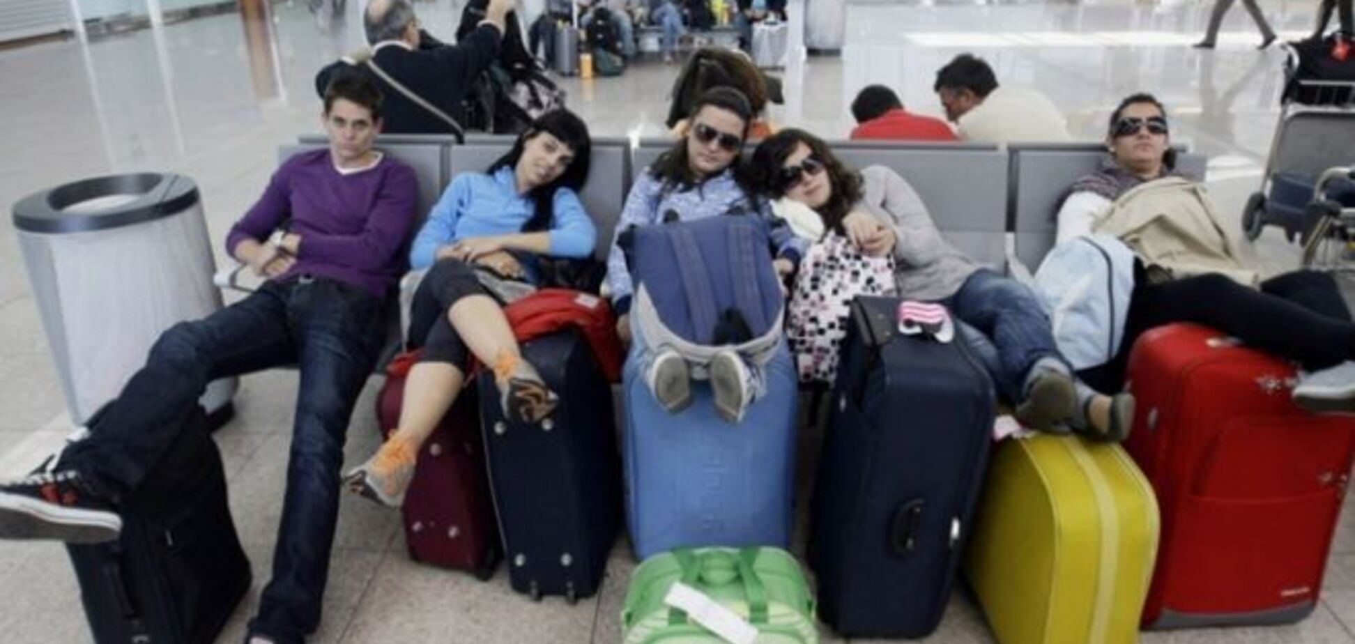 Авіакомпанії заборгували українцям велику суму: подробиці