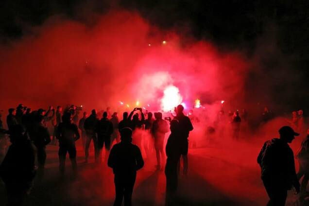 С файерами и требованиями отставки: под дом Авакова пришли активисты