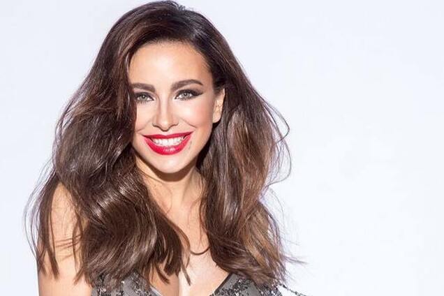 ''Перестаралась с макияжем'': в сети затроллили Ани Лорак за фото с фанатами