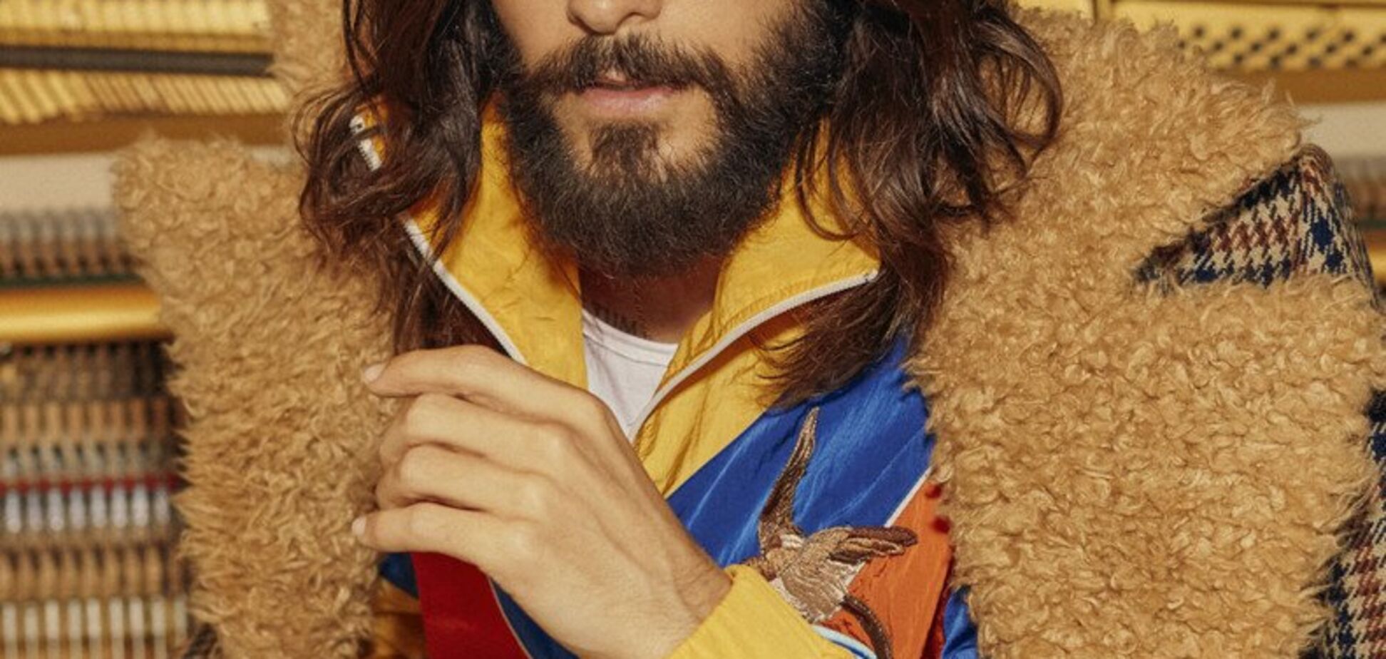 Серебряные сапоги и лакированные брюки-клеш: Джаред Лето показался в странном образе