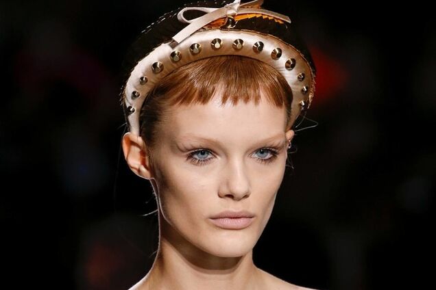 С челкой или без: какие прически будут в моде в 2019