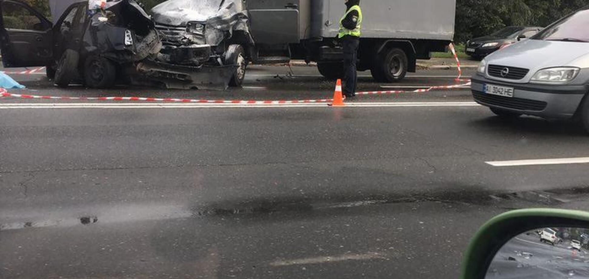 В Киеве в жутком ДТП разбился полицейский: город замер в пробках