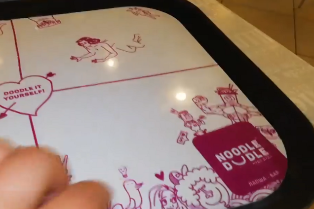 ''Не смотрите, кто поел!'' Кафе крупнейшего ТРЦ Киева оккупировали тараканы. Шокирующее видео