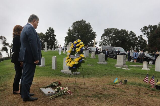 Порошенко на коленях почтил память Маккейна и взбесил россиян