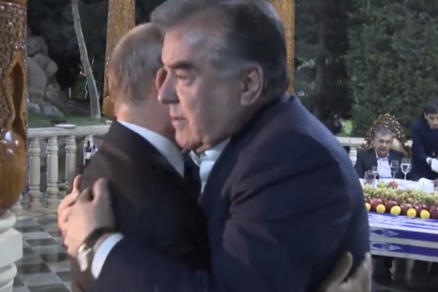 Взял за руку и показал свои арбузы: президент Таджикистана потрогал Путина. Видео и фотофакт