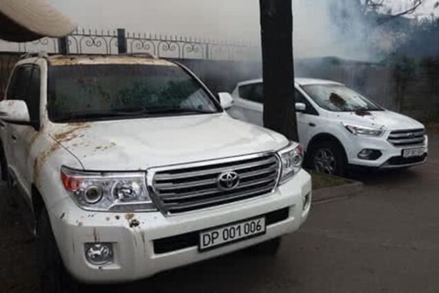 Облили фекалиями: Россия выразила Украине протест из-за 'наглой выходки' националистов