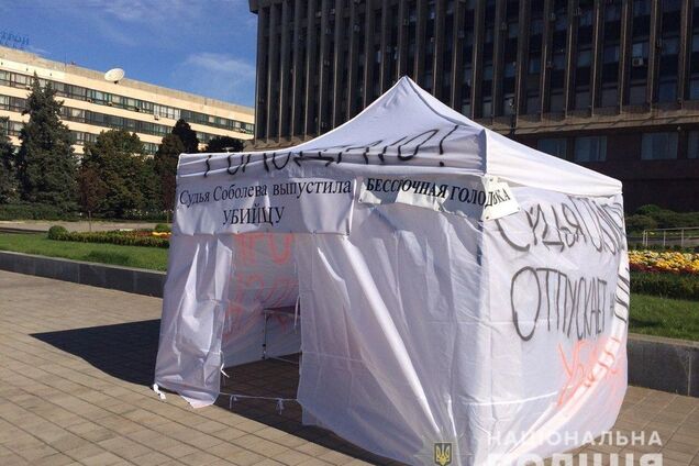 В центре Запорожья под зданием ОГА сожгли палатку протестующего