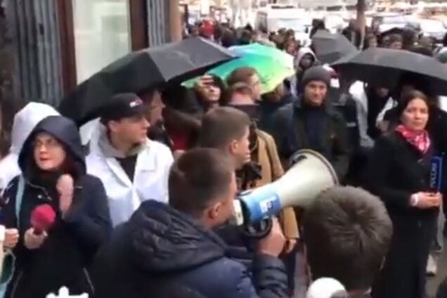 Сеть позабавила истерика в России вокруг продаж новых моделей iPhone