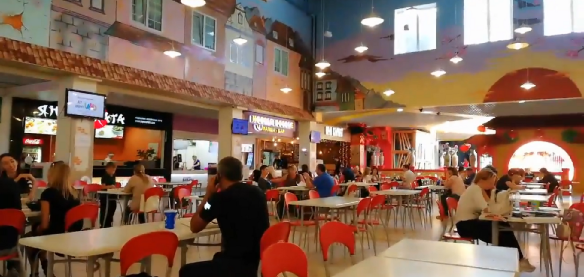 Слабонервным не смотреть: ТРЦ Киева опозорился из-за ''сюрприза'' в кафе