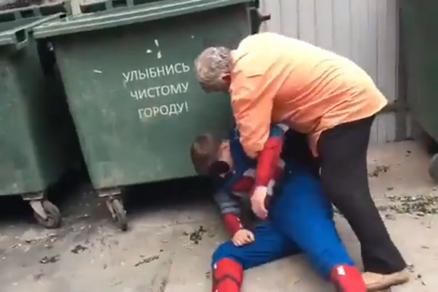 ''А как развлекаетесь вы?'' В России пенсионеры избили американского супергероя