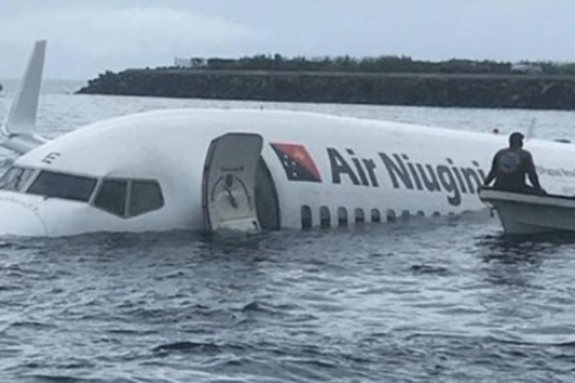 Пассажирский самолет ''рухнул'' в океан в Микронезии