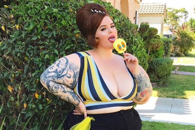 'Это не уверенность, это ожирение': в сети затроллили голое фото 155-килограммовой модели