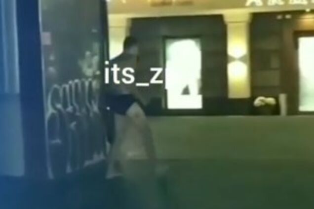 ''Сталеваровский Маугли'': в Запорожье по улице разгуливал мужчина в трусах