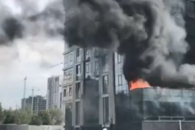 В элитном жилом доме Киева вспыхнул пожар: первое видео