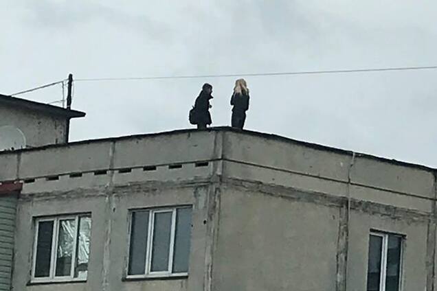 ''Скоро на спор прыгать будут'': на камеру засняли опасное развлечение детей в Киеве