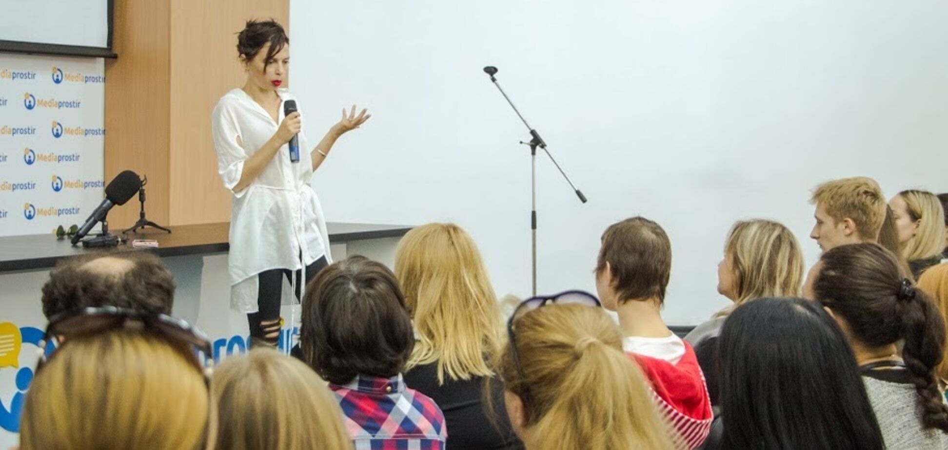 На перший Міжнародний книжковий фестиваль Book Space до Дніпра завітала письменниця й співачка Ірена Карпа