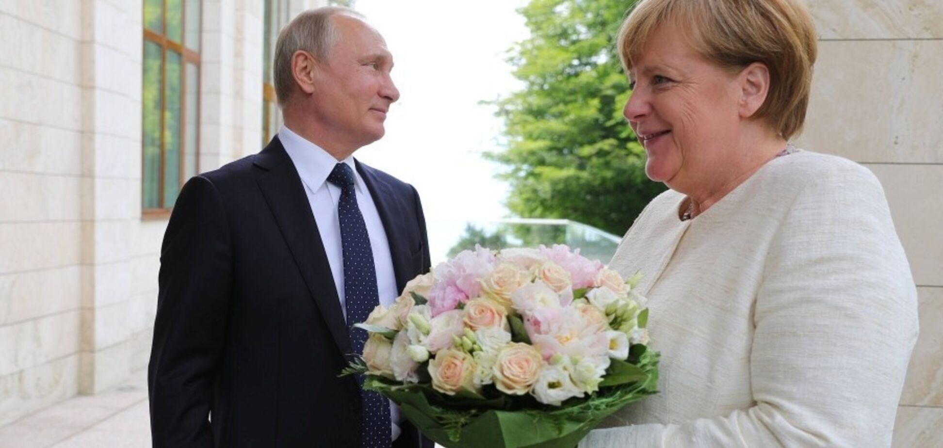 Путин, как артист в цирке, должен держать равновесие. Иначе шею перекусят - немецкий журналист