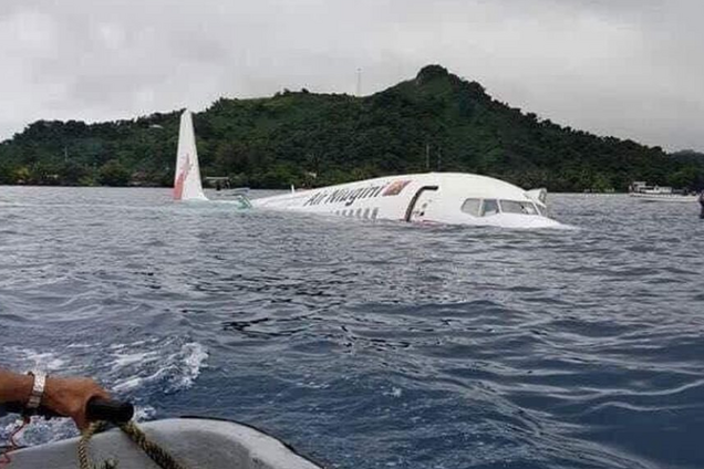 'Вода полилась через дырку': выяснились страшные подробности ЧП с самолетом в Микронезии