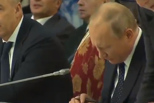 'Буквы знакомые ищет': Путин опозорился нелепым видео с книгой 