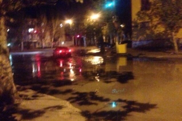 В Мелитополе из-под земли забил 'фонтан': видео