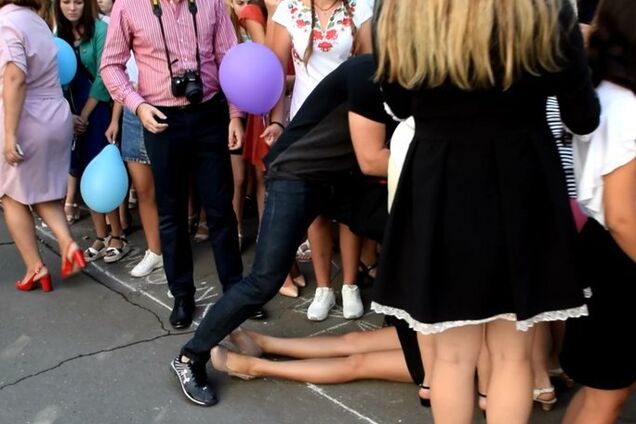 В Николаеве студенты массово потеряли сознание на линейке: появились фото с места ЧП