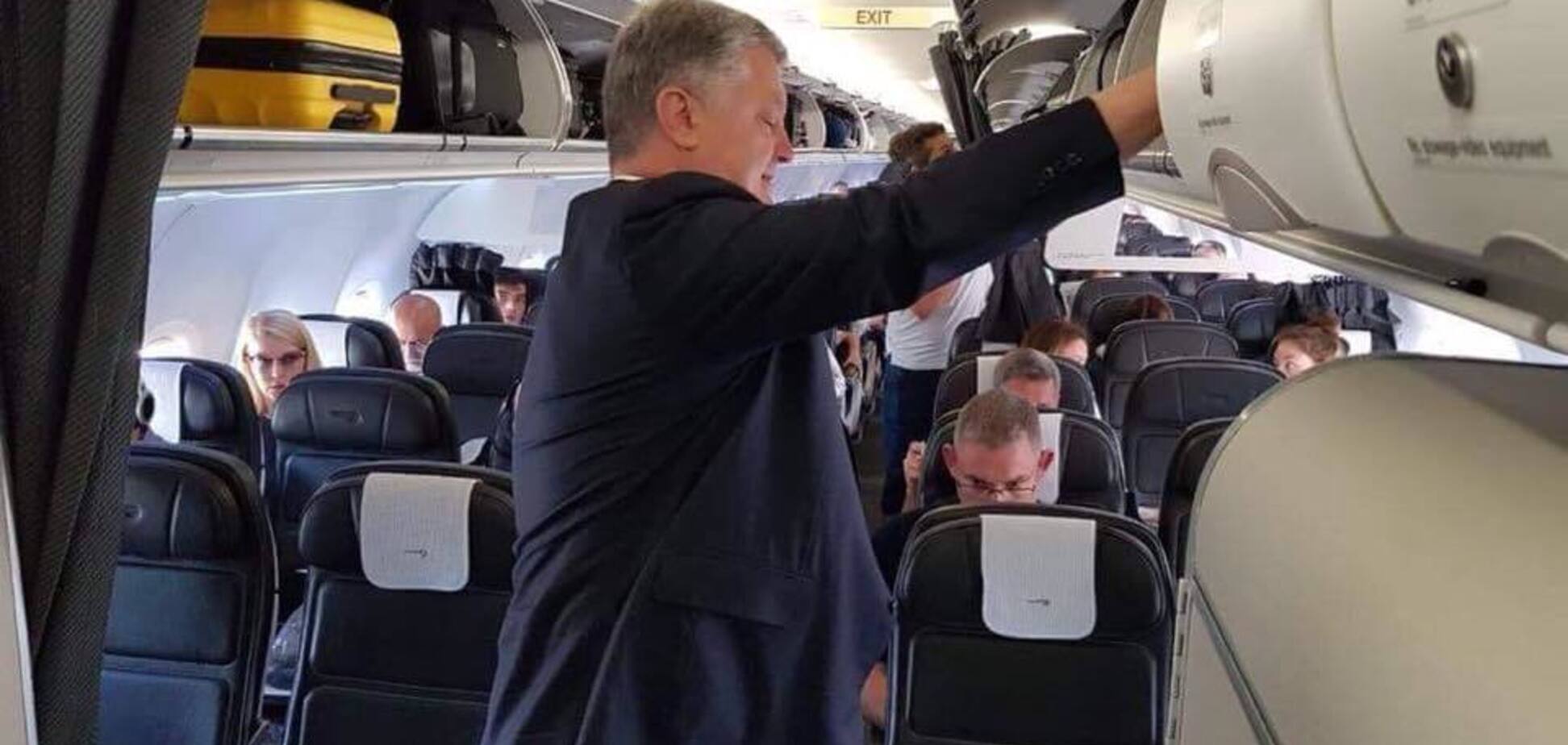 Порошенко застукали в рейсовом самолете: фотофакт удивил украинцев