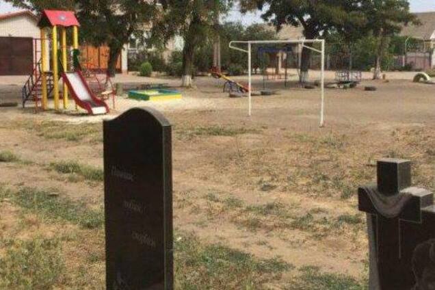 Ігри на кладовищі: в Мелітополі дитячий майданчик встановили поруч із могилами. Фотофакт