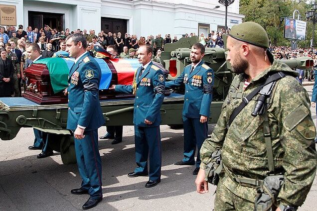 Как же еще Путин землю топчет?