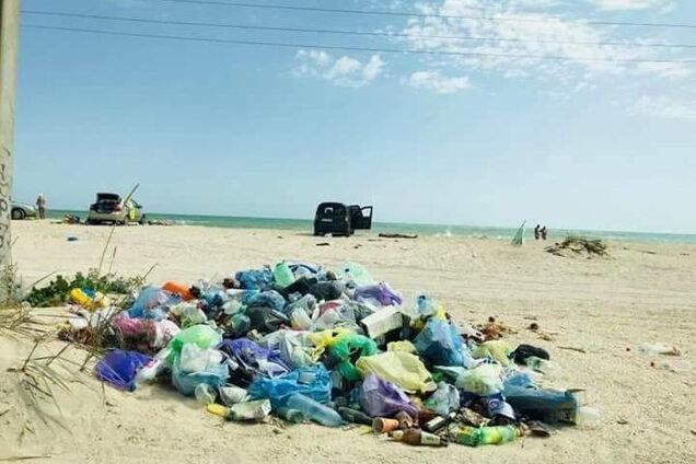 Популярний в Україні курорт завалили сміттям: фото