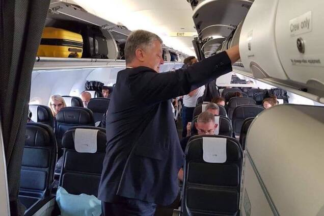 Порошенка засікли в економкласі звичайного рейсу