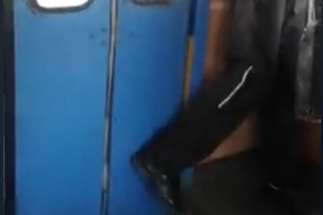 Тримав двері ногою: з'явилося відео 'екстриму' в тролейбусі Одеси