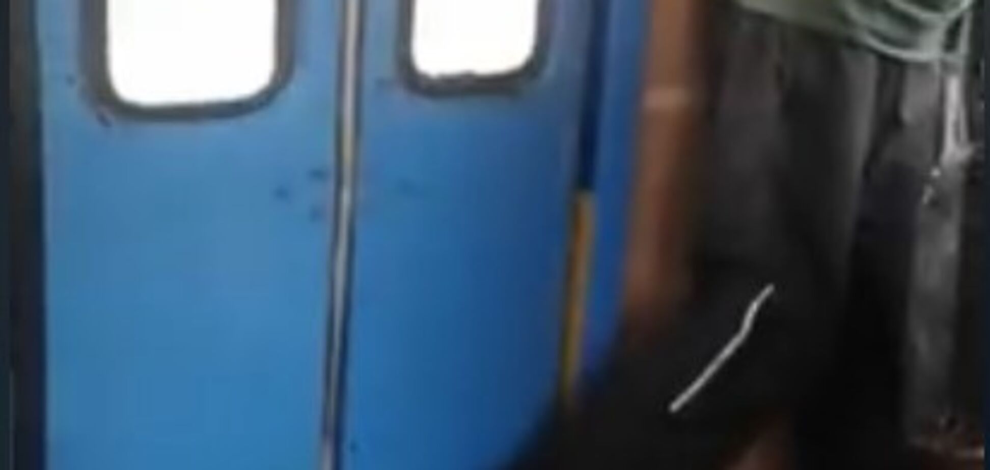 Держал дверь ногой: появилось видео 'экстрима' в троллейбусе Одессы