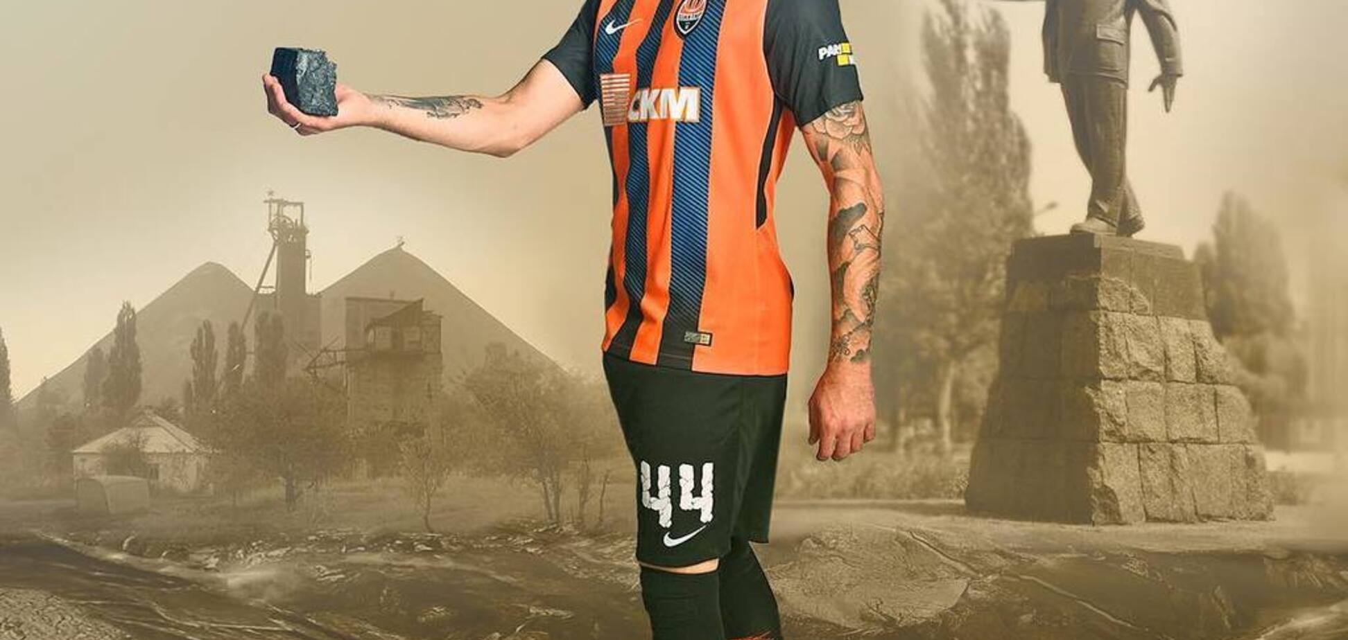 Ракицкий похвастался новой татуировкой с памятником из Донецка