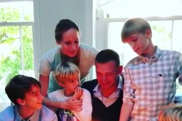 Андрей Шевченко показал, как его поздравила жена и дети