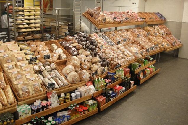 'Дополнительная порция белка': в сети показали червей в выпечке киевского супермаркета