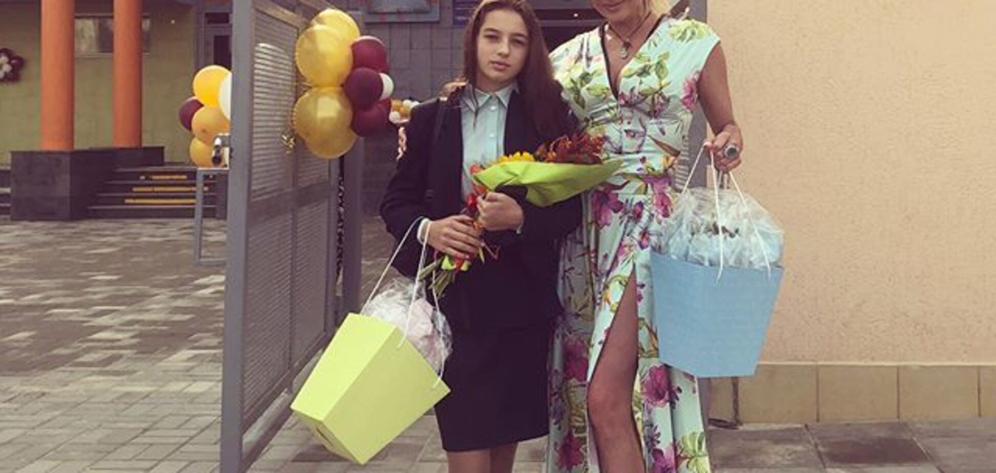 'Скромнее надо': откровенный наряд Волочковой в школе дочери вызвал шквал критики