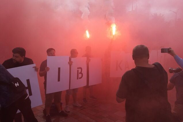 Под Радой зажгли фаеры и дымовые шашки: что произошло