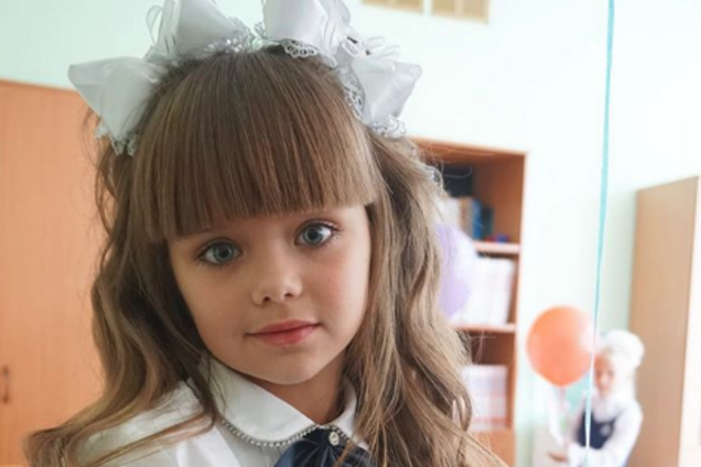 'Самая красивая девочка в мире' пошла в первый класс: фото малышки