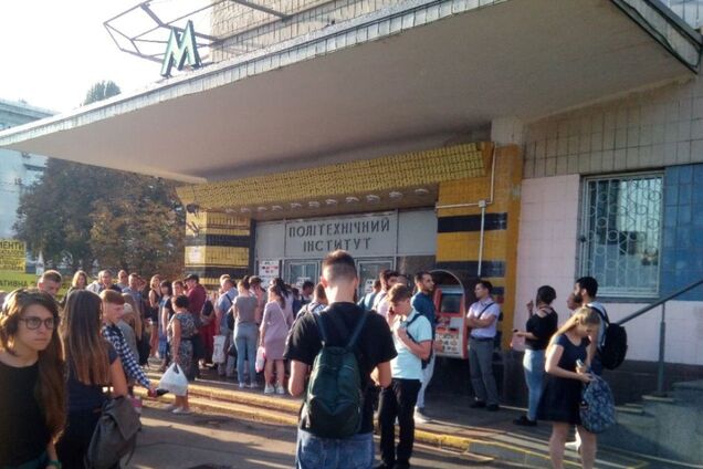 Біля метро Києва вишикувалася величезна черга: з'ясувалися подробиці і причина