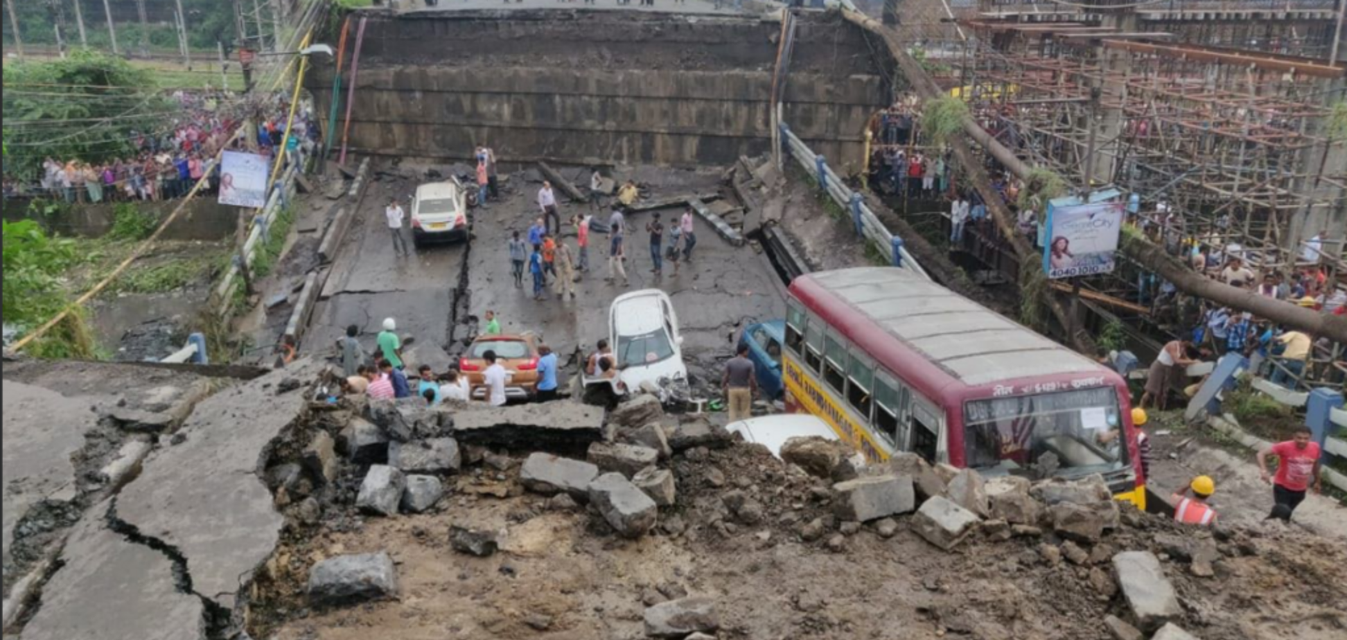 В Индии в час пик рухнул мост: пятеро погибших, десятки раненых и погребенных заживо