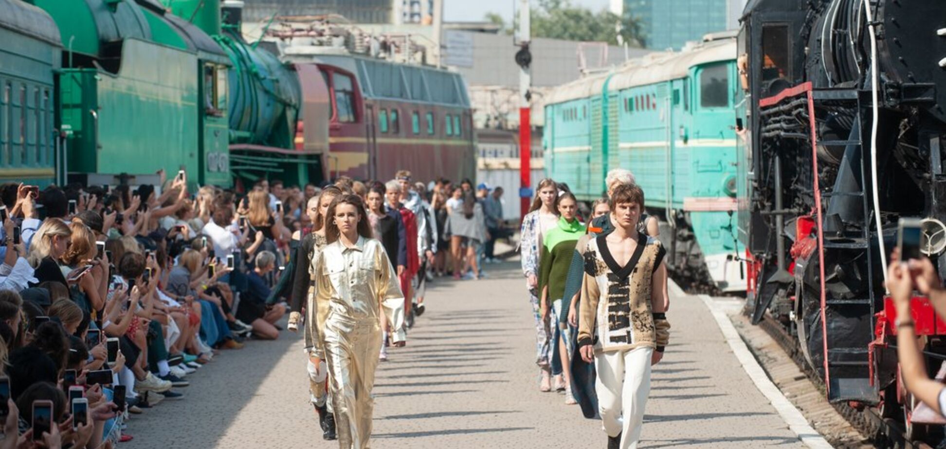 Дефиле между поездов: в Киеве устроили креативный модный показ