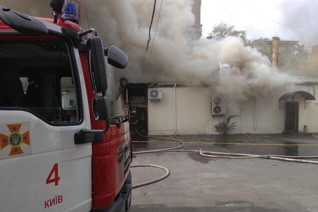 У Києві спалахнула масштабна пожежа в ресторані: з'явилися перші фото і відео