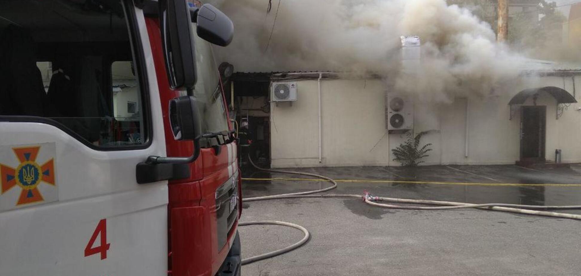 В Киеве разгорелся мощный пожар в ресторане: появились первые фото и видео