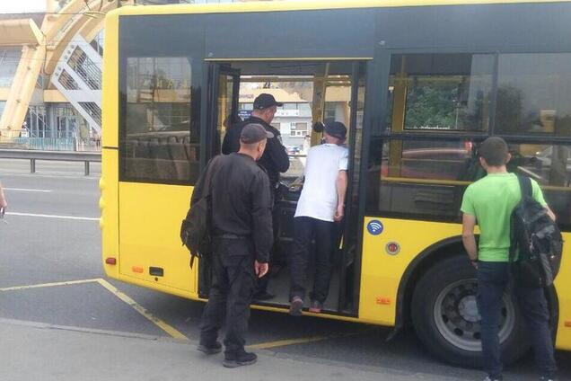 В Киеве неадекват обстрелял троллейбус: подробности, фото и видео