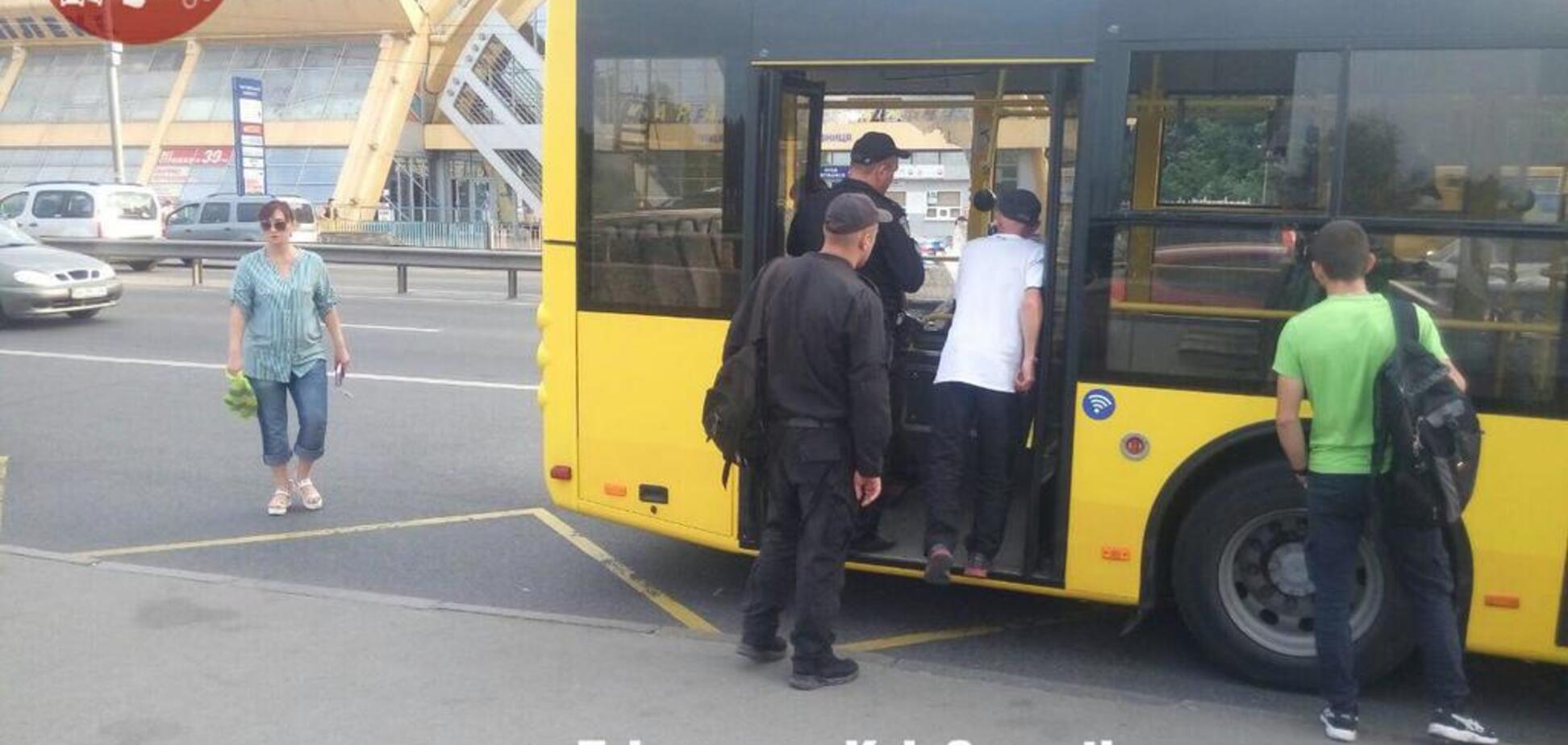 У Києві неадекват обстріляв тролейбус: подробиці, фото і відео