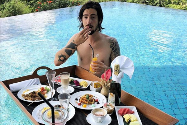 ''Я живу за ее счет'': украинский певец рассказал, как стал альфонсом