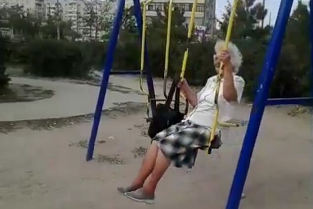 'Ноги треную': бабуся на гойдалках в Запоріжжі розвеселила мережу